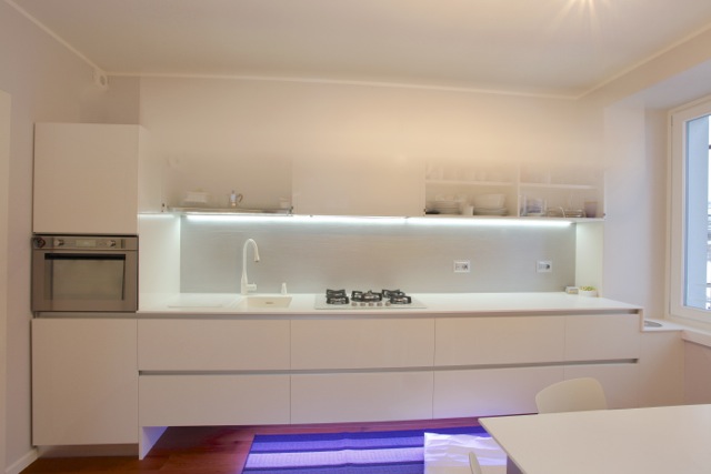 Cucina moderna sospesa con luci led realizzata in materiale